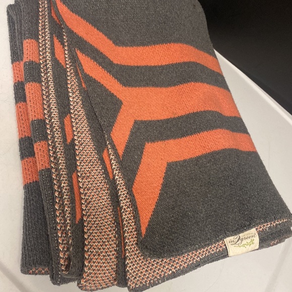 In 2 Green Recycled Blanket Throw Salmon Gray 65” by 48” - Picture 3 of 17